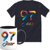 97 Jaar Vrolijke Verjaadag T-shirt met mok giftset Zwart | Verjaardag cadeau pakket set | Grappig feest shirt Heren – Dames – Unisex kleding | Koffie en thee mok | Maat XL