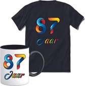 87 Jaar Vrolijke Verjaadag T-shirt met mok giftset Zwart | Verjaardag cadeau pakket set | Grappig feest shirt Heren – Dames – Unisex kleding | Koffie en thee mok | Maat XL