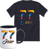77 Jaar Vrolijke Verjaadag T-shirt met mok giftset Zwart | Verjaardag cadeau pakket set | Grappig feest shirt Heren – Dames – Unisex kleding | Koffie en thee mok | Maat XXL