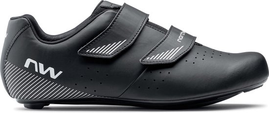 Zwarte Northwave fietsschoen met twee klittenbandsluitingen, witte strepen en NW logo.