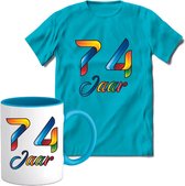 74 Jaar Vrolijke Verjaadag T-shirt met mok giftset Blauw | Verjaardag cadeau pakket set | Grappig feest shirt Heren – Dames – Unisex kleding | Koffie en thee mok | Maat L