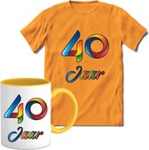 40 Jaar Vrolijke Verjaadag T-shirt met mok giftset Geel | Verjaardag cadeau pakket set | Grappig feest shirt Heren – Dames – Unisex kleding | Koffie en thee mok | Maat M