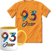 93 Jaar Vrolijke Verjaadag T-shirt met mok giftset Geel | Verjaardag cadeau pakket set | Grappig feest shirt Heren – Dames – Unisex kleding | Koffie en thee mok | Maat M