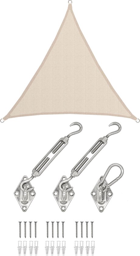 Beige driehoekig schaduwdoek met touwen en roestvrijstalen bevestigingsmateriaal, inclusief spanbanden, oogplaten en karabiners.