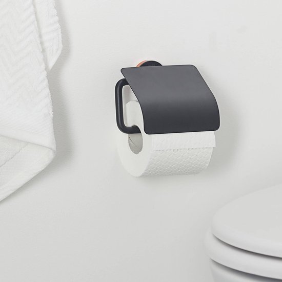 Porte-rouleau toilette noir avec rabat et montage koperkleurige, à côté d'une serviette.