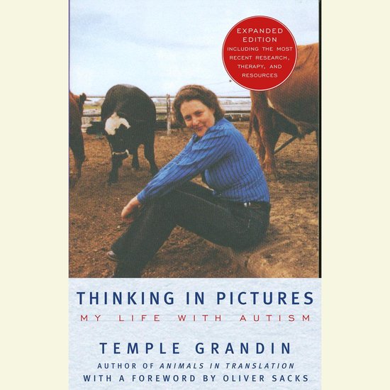 Boekcover met Temple Grandin zittend op de grond, omringd door koeien. "Thinking in Pictures: My Life with Autism"