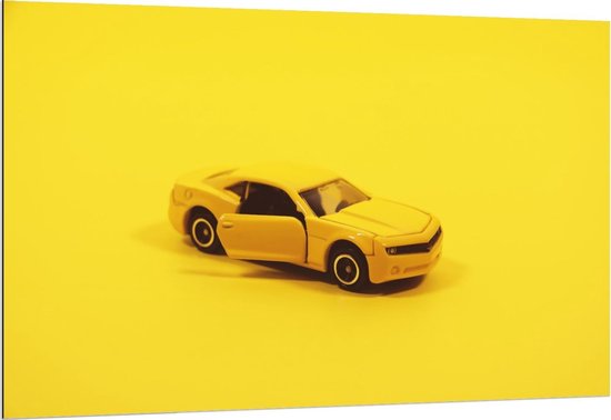 Dibond - Gele Auto op Gele Achtergrond - 150x100cm Foto op Aluminium (Met Ophangsysteem)