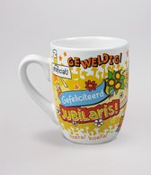 Mok - Cartoon Mok - Gefeliciteerd Jubilaris - Gevuld met een toffeemix - In cadeauverpakking met gekleurd krullint