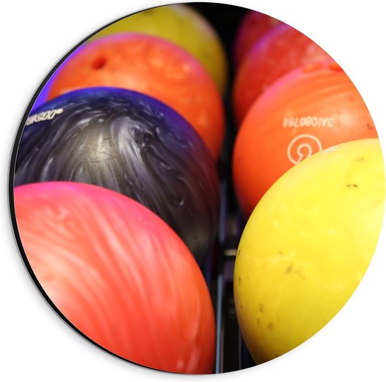 Dibond Wandcirkel - Bowlingballen met Paarse Achtergrond - 20x20cm Foto op Aluminium Wandcirkel (met ophangsysteem)