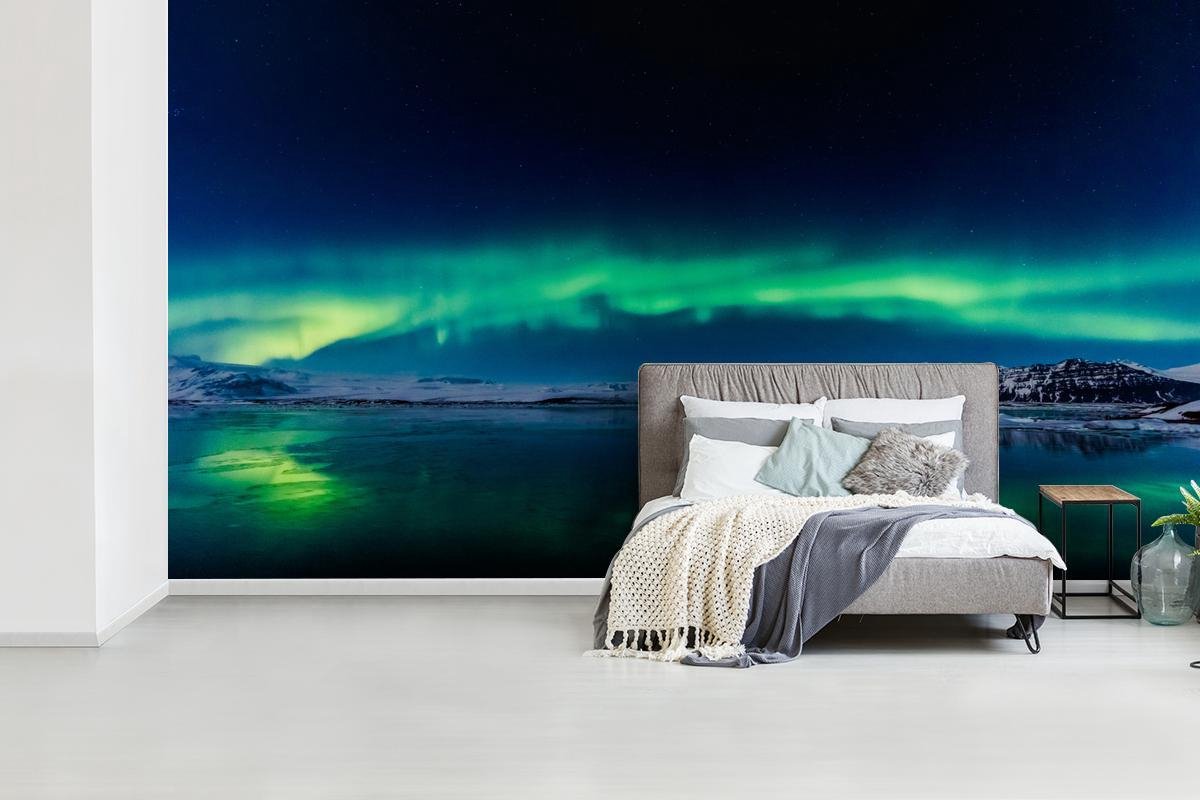 Behang - Fotobehang - Het Noorderlicht boven het meer van Jökulsárlón - Breedte 625 cm x hoogte 350 cm - Nr1Wallpaper