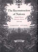 Boek 'The Reconstruction of Nations' door Timothy Snyder. Titel met ondertitel: 'Poland, Ukraine, Lithuania, Belarus, 1569-1999'. Achtergrond met een stad en bomen aan de zijkanten.