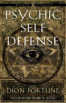 Boekomslag: 'Psychic Self Defense' door Dion Fortune. Omslag met een oog in een ster, in goudkleurige en donkere tinten. 'Weiser Classics'.