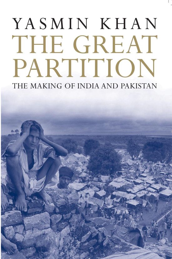 Boekomslag van "The Great Partition: The Making of India and Pakistan" met een zwart-witfoto van een jongen die op een muur zit, met daarachter een kamp met tenten.