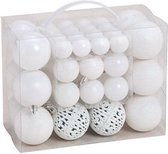 50x Witte kunststof kerstballen 3, 4 en 6 cm - Glans/mat/glitter - Wit - Kerstboom versiering/decoratie