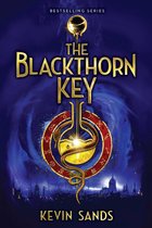 Boekomslag van 'The Blackthorn Key' met gouden letters, een slang in een fles, en een blauwe werveling.