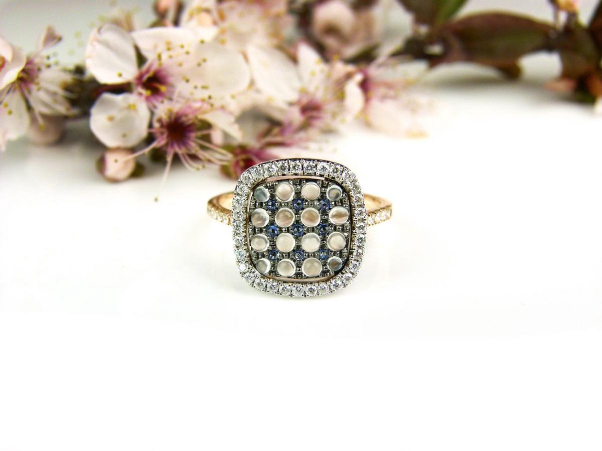 Ring in roos goud gezet met diamant, witte maansteen en blauwe saffier