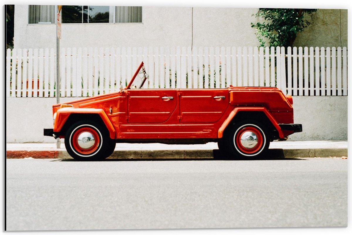 Dibond - Rode Auto in Straat - 60x40cm Foto op Aluminium (Met Ophangsysteem)