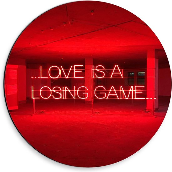 Dibond Wandcirkel - Rode ruimte met Tekst Love is A Losing Game  - 30x30cm Foto op Aluminium Wandcirkel (met ophangsysteem)