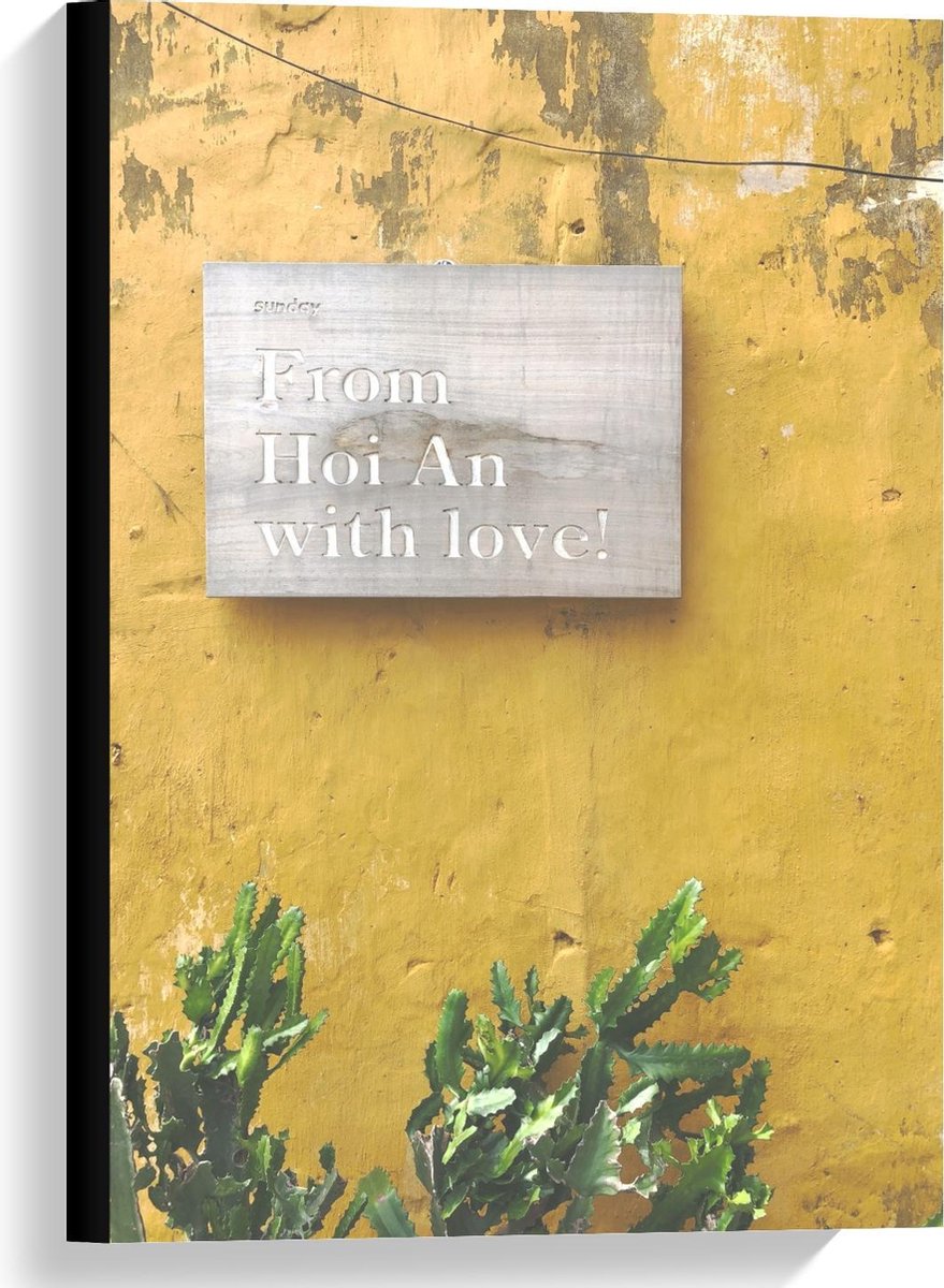 Canvas - Houten Bordje tegen Gele Muur met Plantjes - 40x60cm Foto op Canvas Schilderij (Wanddecoratie op Canvas)
