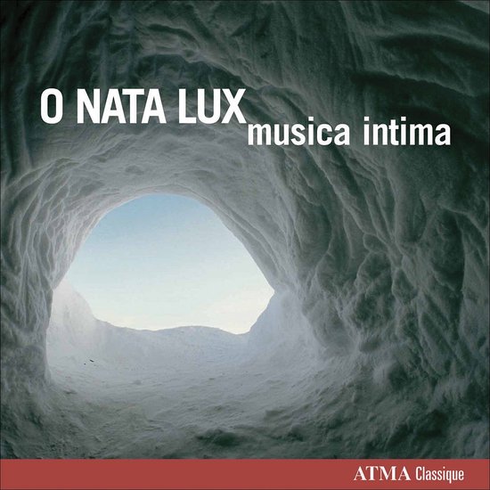 CD-hoes met tekst O NATA LUX musica intima en een blik vanuit een ijzige grot op een besneeuwd landschap.