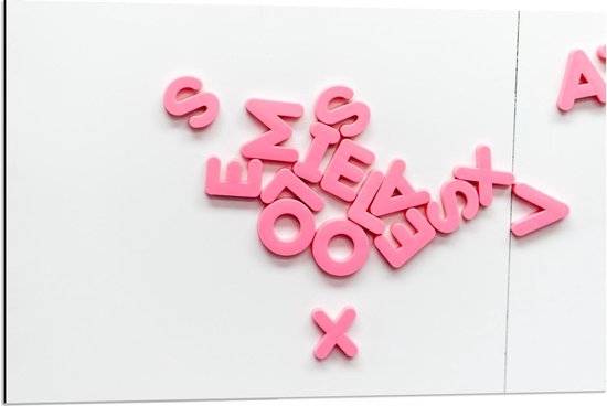 Dibond - Roze Letterfiguren - 90x60cm Foto op Aluminium (Met Ophangsysteem)