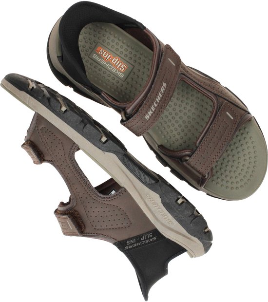 Bovenkant van bruine sandalen met klittenbandsluitingen en zolen met 'Skechers Slip-Ins' opdruk.