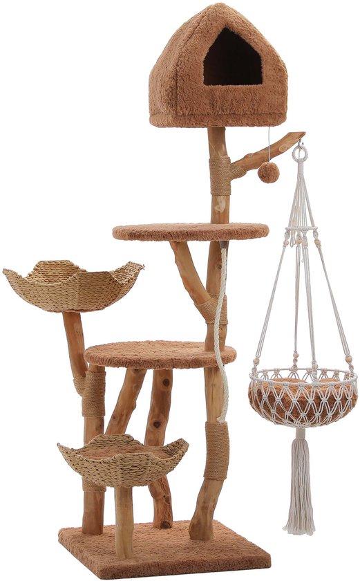 Een bruine, houten krabpaal met natuurlijke boomstammen, twee mandjes van gevlochten materiaal, een huisje, een hangmat en een balletje.