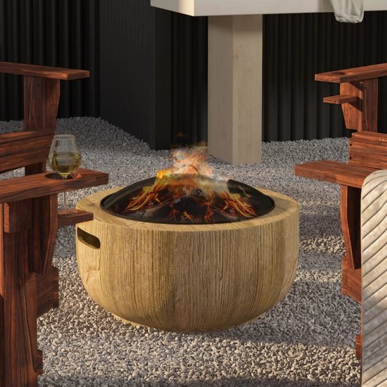 Vuurkorf met vlammen, zittend tussen twee houten stoelen.