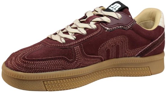 Bordeauxrode suède sneaker met crèmekleurige veters, een textuurdetail aan de zijkant en een bruine zool.