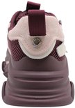 Achteraanzicht van bordeauxrode sneaker van suède en mesh met beige accenten en dikke zool.