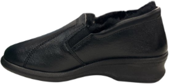 Zwarte pantoffel, van de zijkant gezien, met een bontachtige voering en een elastische inzet.
