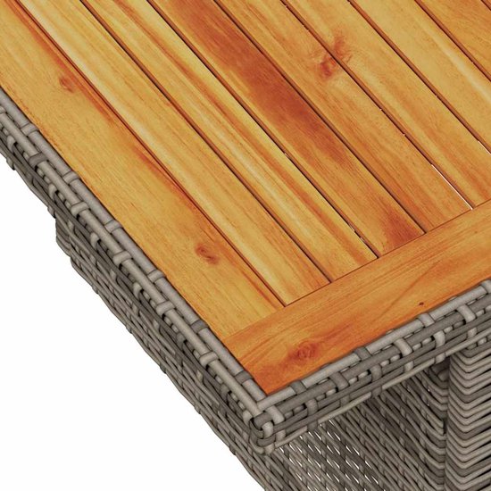 Houten tafelblad met groeven op een grijze poly rotan tafel.