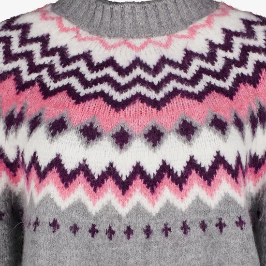 Detail van een grijze trui met Fair Isle patroon in roze, paars en wit.