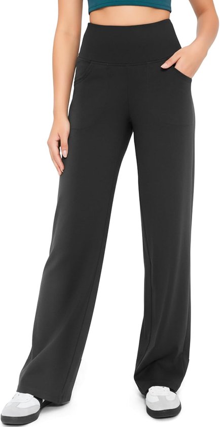 Zwarte pantalon met hoge taille en wijde pijpen, gedragen door een model in een groen crop-topshirt.