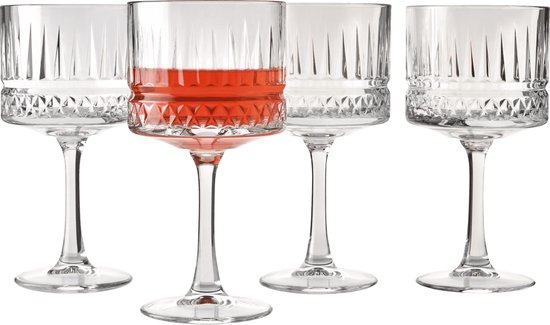 Vier heldere cocktailglazen met een gekartelde rand en een gedetailleerd patroon onder de rand. Eén glas bevat rode vloeistof.