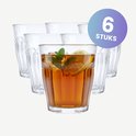 Six verres Duralex Picardie transparents avec cannelures verticales, un rempli de thé glacé, citron et menthe.