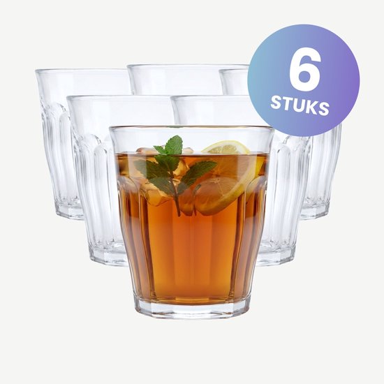 Six verres Duralex Picardie transparents avec cannelures verticales, un rempli de thé glacé, citron et menthe.