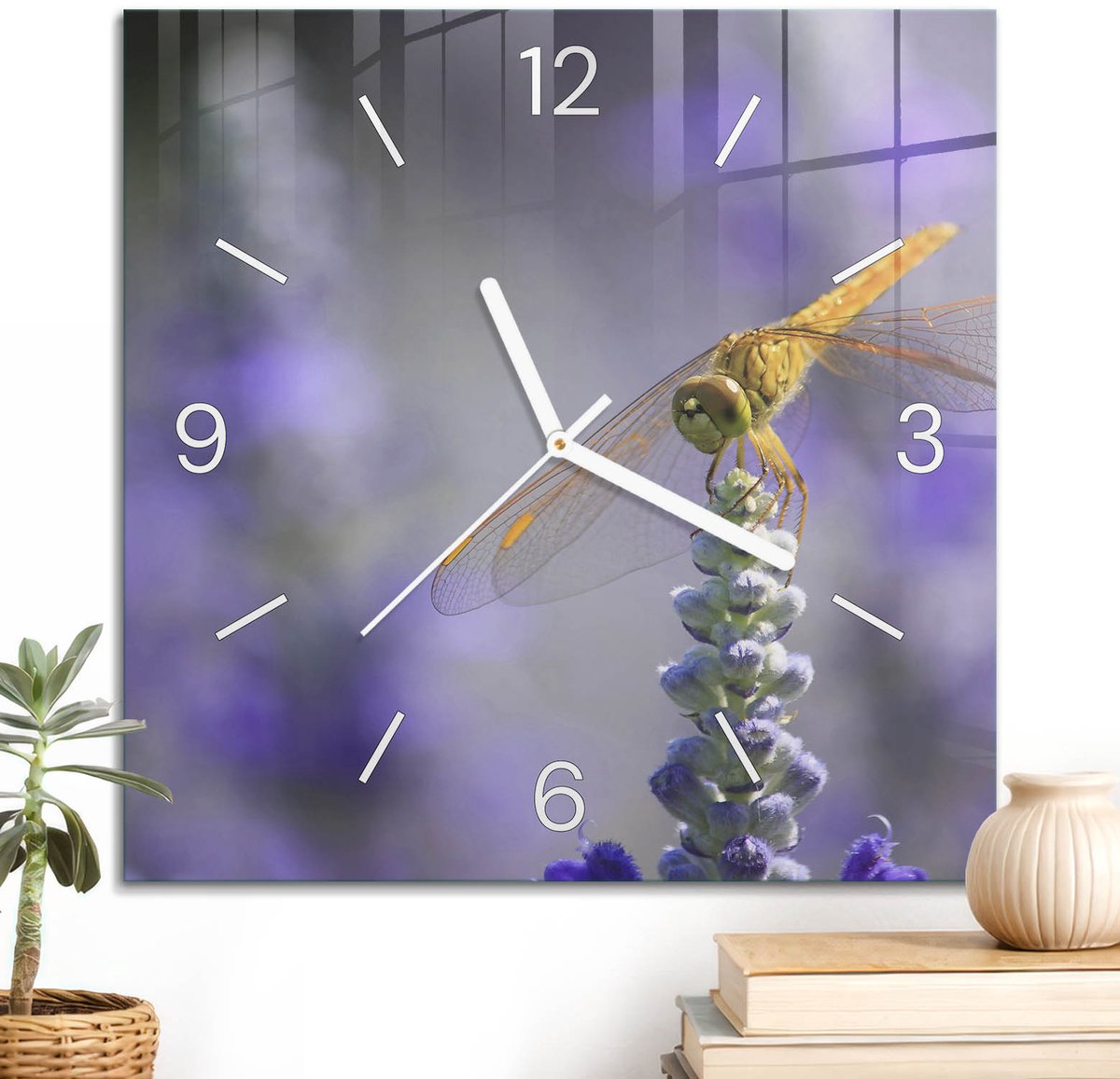 ArtPrintCave Paars Glazen Klok - 30x30 cm - Wandklok Vierkant - Libel Op Bloemen Unieke Klok - Dieren Stille Wandklok - Witte Klokwijzers