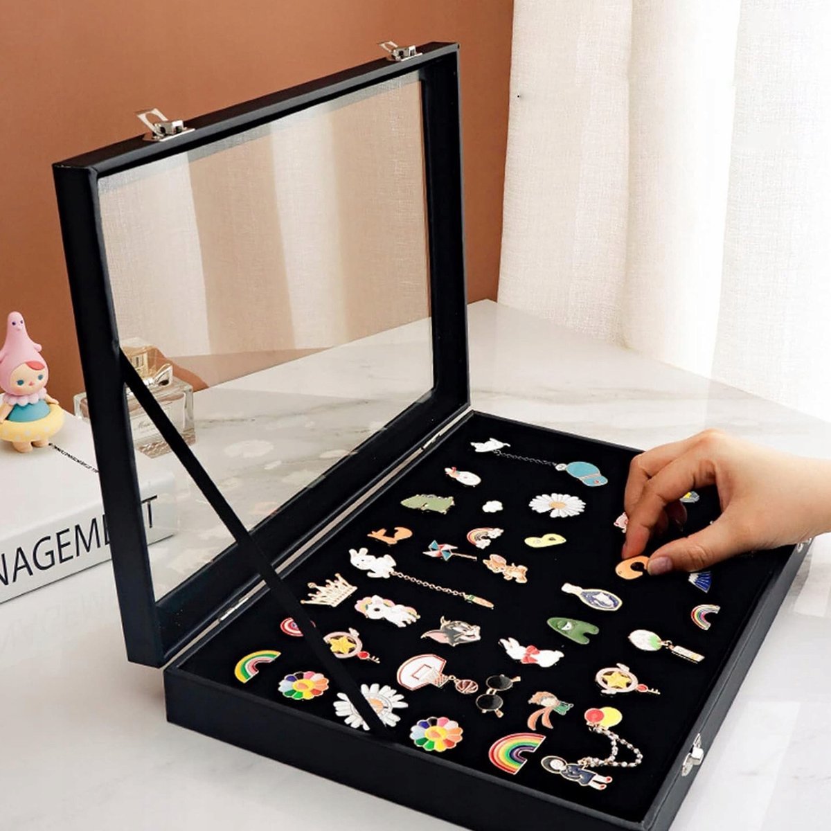 Vitrine Voor Badges - Badge Display Box - Badge Opbergdoos - Fluwelen Opbergbox - Acrylvenster - met Slot - 23,8x34,9x4,8 cm - Stofdicht - Voor Badges & Spelden & Herdenkingsmunten - Zwart