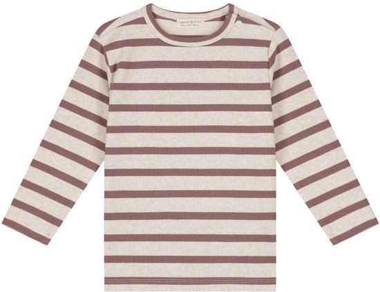 Een baby longsleeve met bruine en beige strepen van ribstof, met drukknoopjes bij de hals.