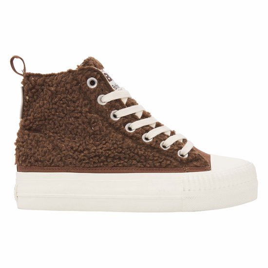 Zijaanzicht van een bruine pluizige high-top sneaker met dikke witte plateauzool en witte veters.