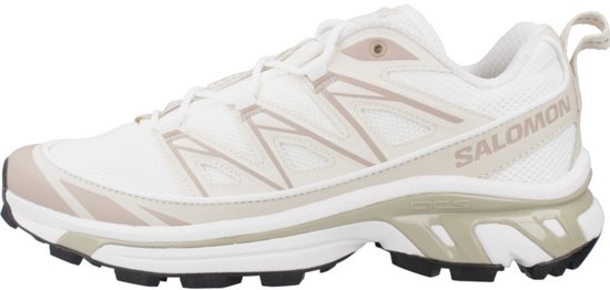 Zijaanzicht van de witte Salomon XT-6 Expanse sneaker met beige lijnen.