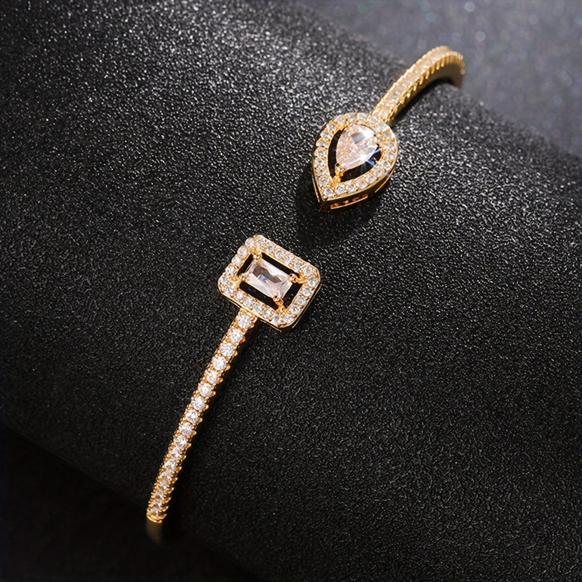 Sjika - Armband Dames Goud – Gouden Bangle met Witte Stenen – Open Armband met Druppel & Vierkante Steen – Cadeau voor Haar