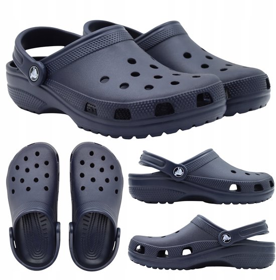 Sabots Crocs bleu marine avec le motif perforé iconique à l'avant et une sangle réglable à l'arrière.