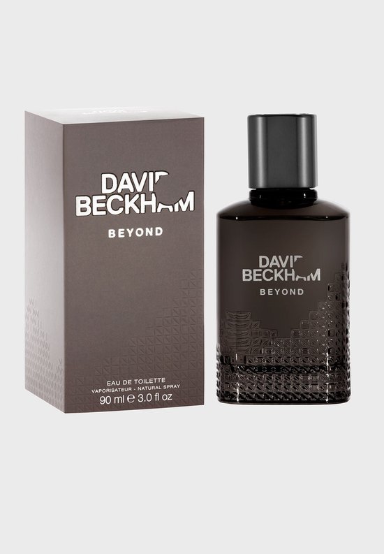 David Beckham Beyond Eau de Toilette 90ml. Donkerbruine fles met reliëfpatroon en zwarte dop. Bruine kartonnen verpakking.
