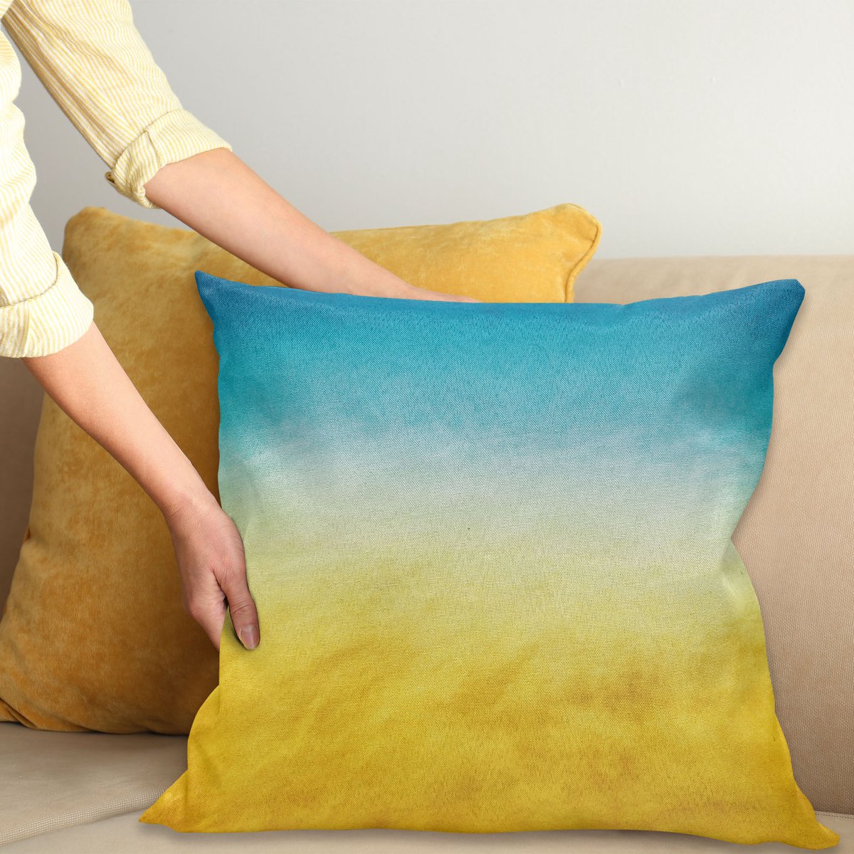 ABAKUHAUS Geel en Blauw Sierkussenhoes, Surf Golven Oceaan Strand Exotisch Dreamy Gradient Toned Blurry Landschap, Decoratieve Vierkante Sierkussenhoes, 100 x 100 cm, Lucht Blauw Geel