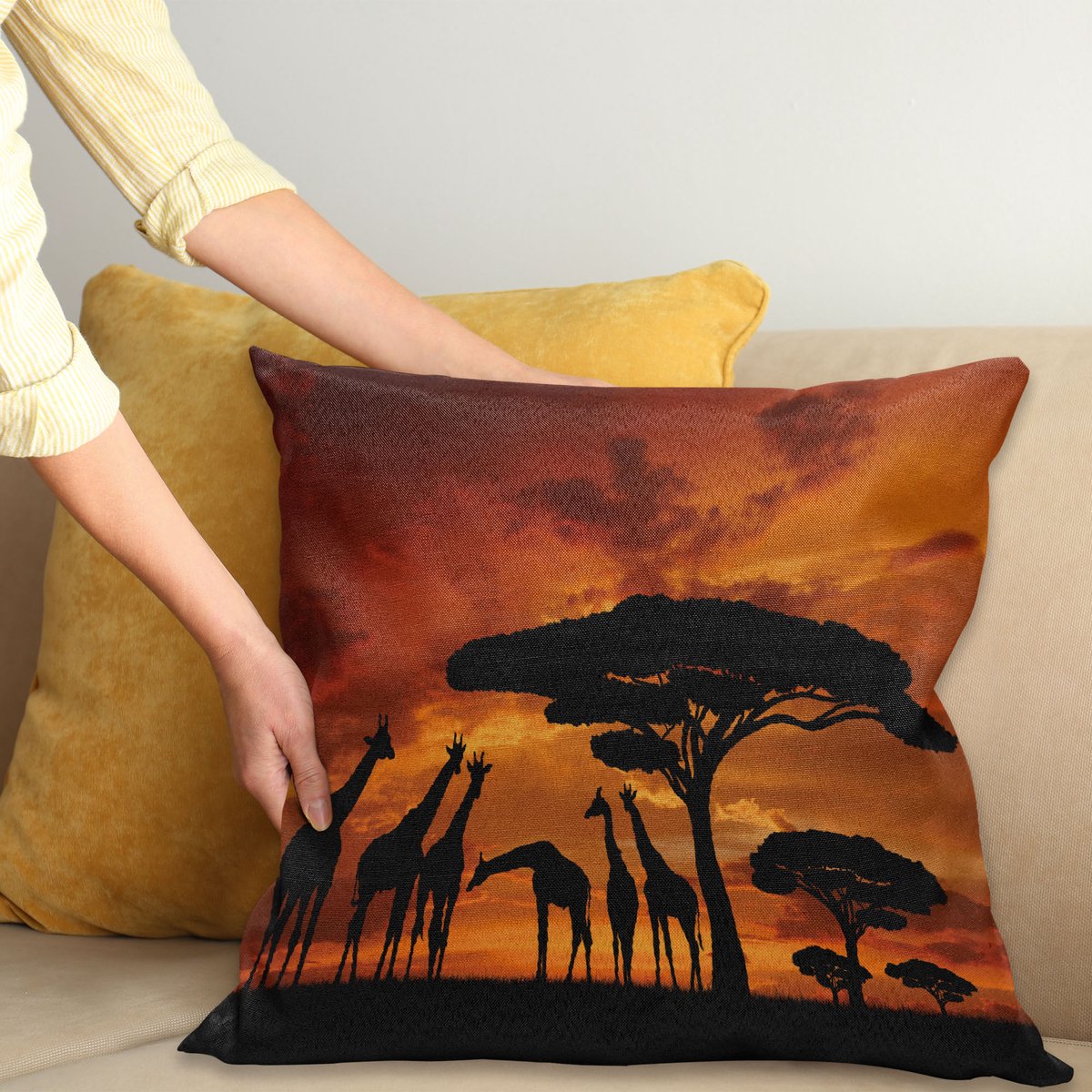 ABAKUHAUS Africa Sierkussenhoes, Savanne Dier met Giraffe Crew met Majestic Boom at Sunrise in Kenya, Decoratieve Vierkante Sierkussenhoes, 50 x 50 cm, Oranje Zwart