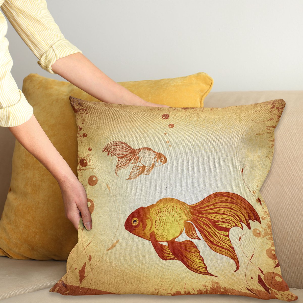 ABAKUHAUS Nautisch Sierkussenhoes, Aquatic Goldfish Swimming Grunge Textured Verweerd Achtergrond Illustratie Kunstwerk, Decoratieve Vierkante Sierkussenhoes, 50 x 50 cm, Oranje