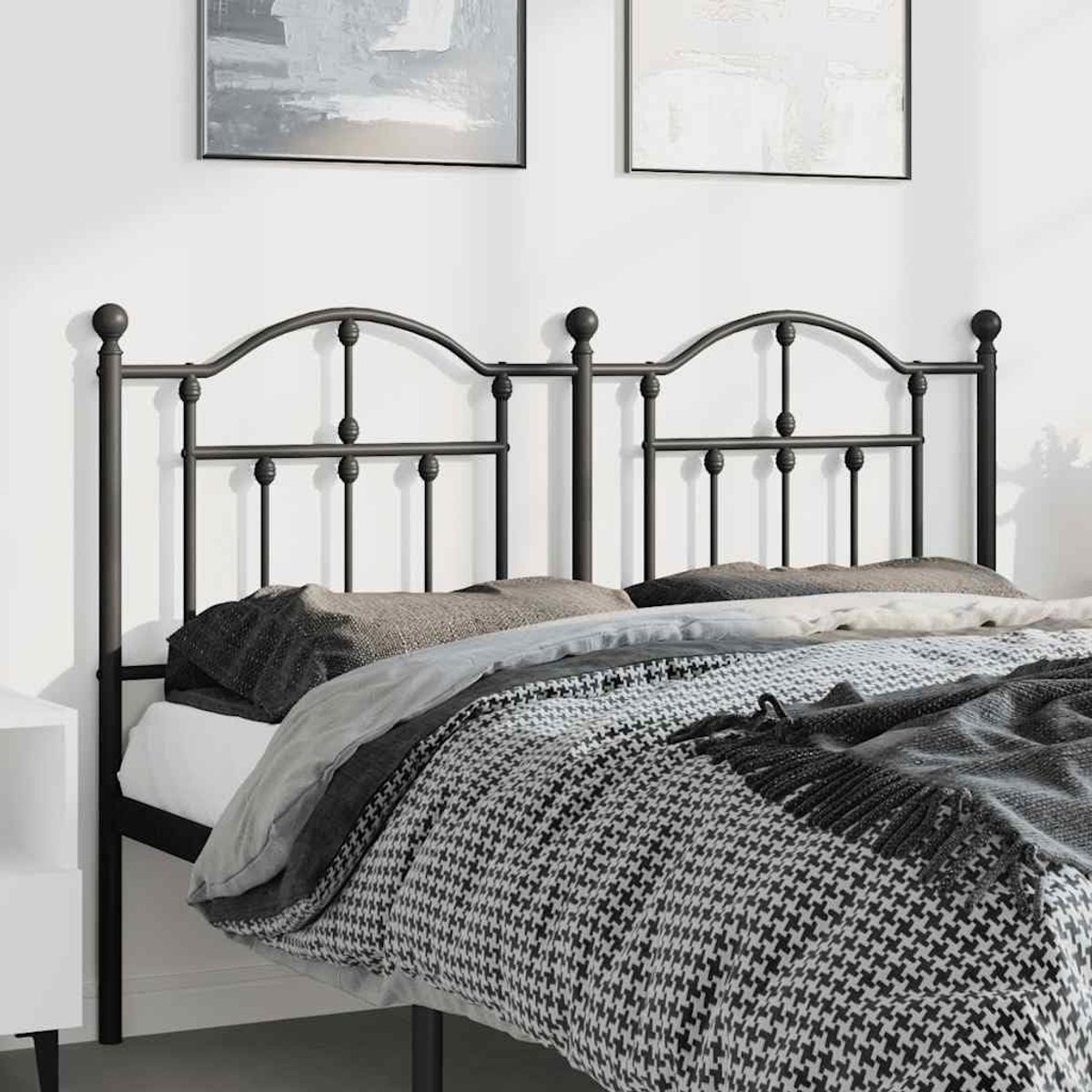 135 cm brede metalen verwisselbare hoofdeinde van gepoedercoat staal biedt robuustheid en stabiele ondersteuning van de rug bij het lezen.