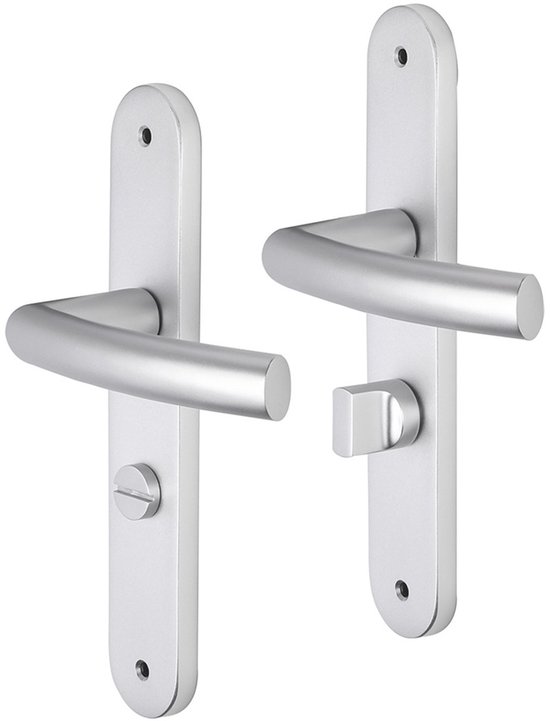 Set van twee zilverkleurige aluminium deurkrukken op ovale schilden, één met toiletsluiting en één met sleuf.